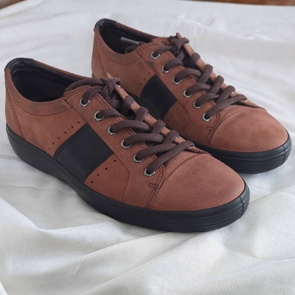 Ecco Black and Brown Sneakers with Casual Lace-Up Design - Picture 1 of 12